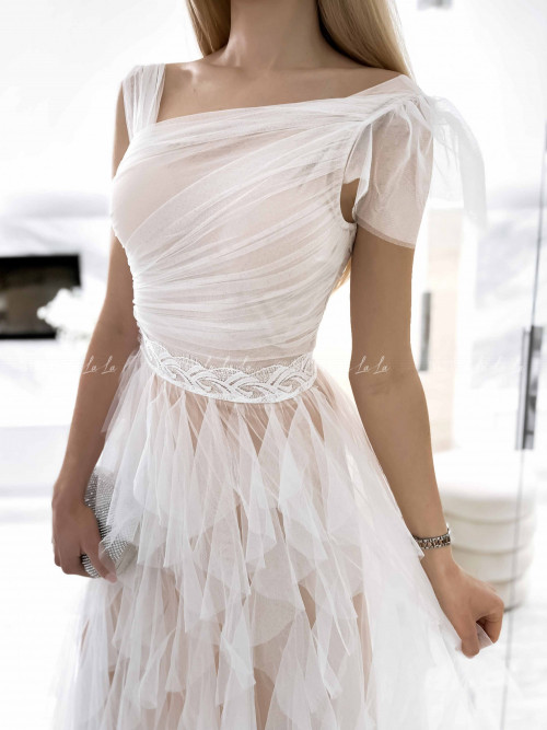 sukienka maxi z tiulowym dołem i asymetryczną górą biała Zante