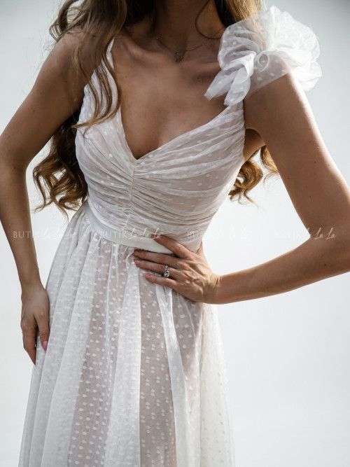 Sukienka midi tiulowa biało beżowa Hemani