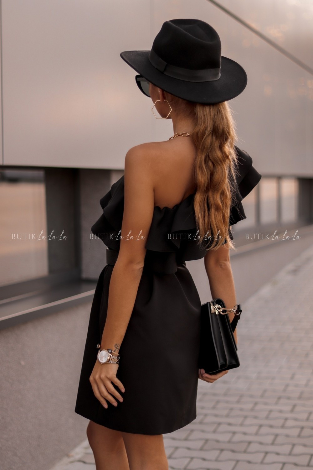 sukienka czarna z falbana