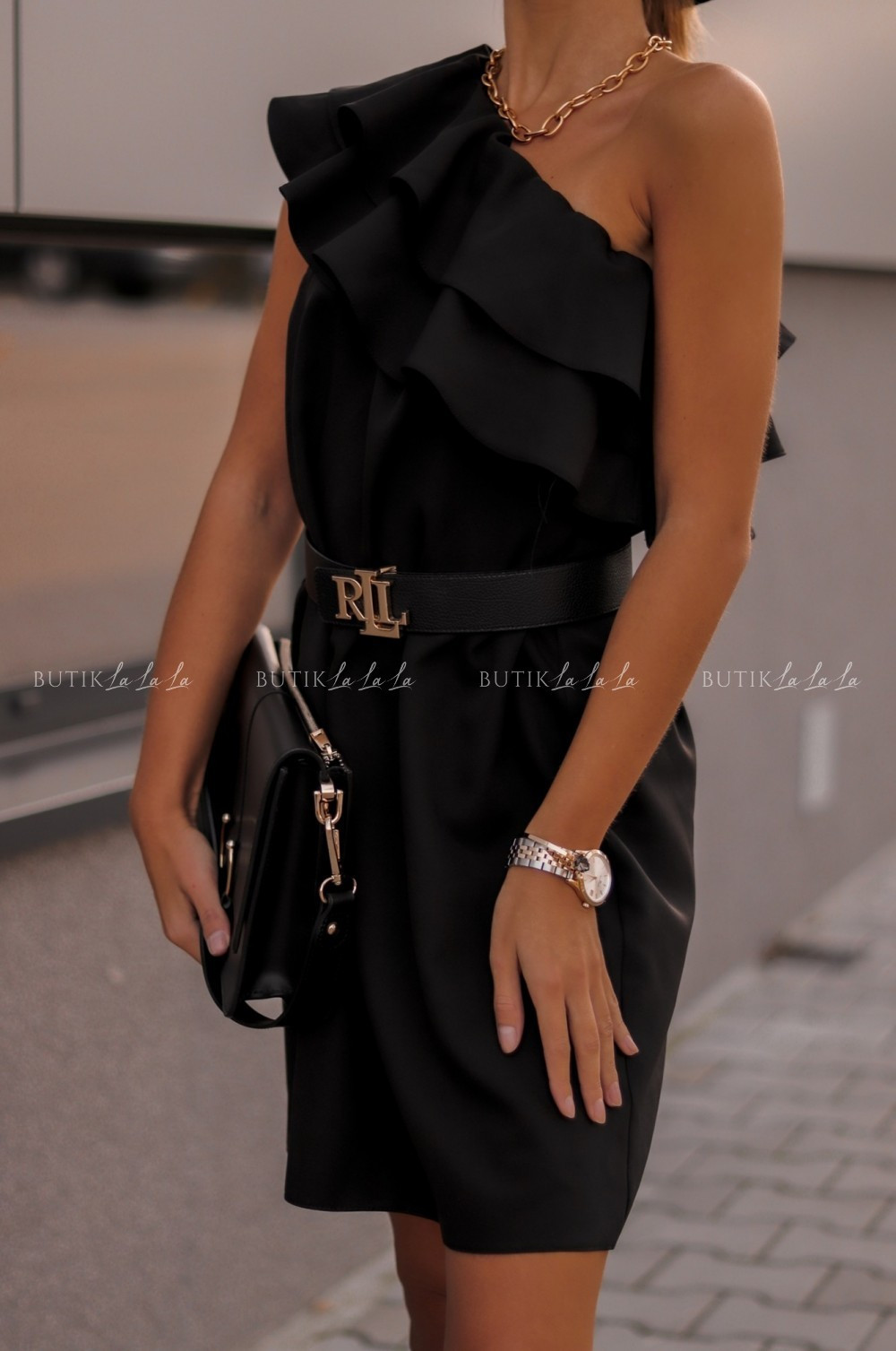 sukienka czarna na jedno ramie