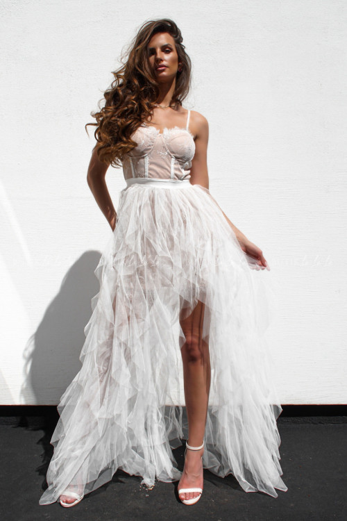 Sukienka maxi z tiulowym dołem biało kremowa Bizzu 3