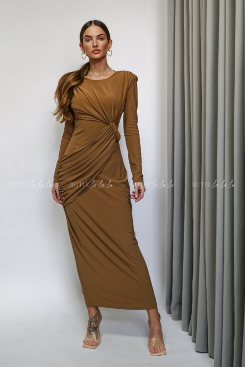 Sukienka z wcięciem camelowa Eddie 2