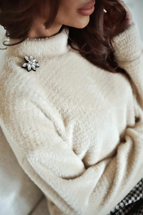 Bluzka beżowa z ozdobną broszką Stella