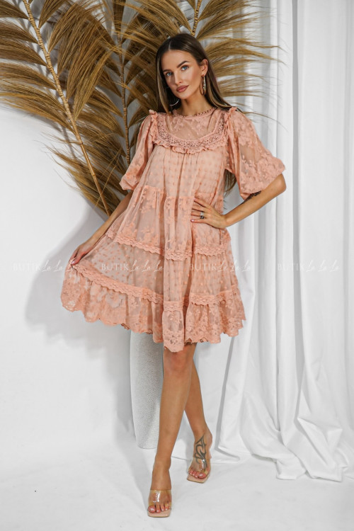 Sukienka boho z delikatnymi falbankami pudrowa Gwen 1