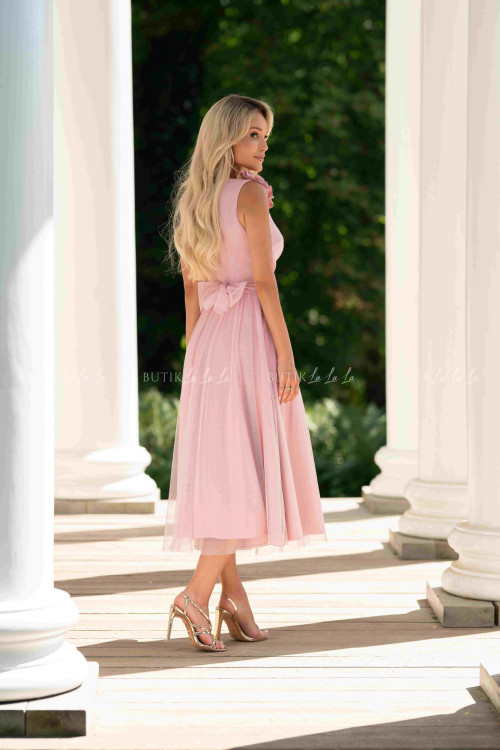 Sukienka z ozdobną różą pudrowa Arisson 2