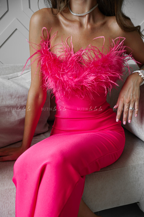 Sukienka dopasowana z piórkami fuksja Andrea PREMIUM