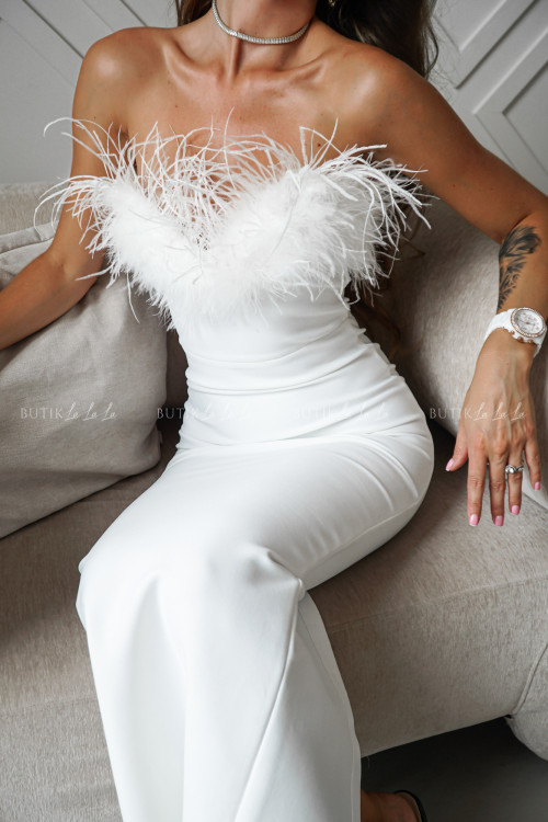 Sukienka dopasowana z piórkami biała Andrea PREMIUM