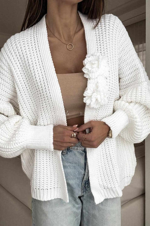 Sweter biały z kwiatem Blue Eyes