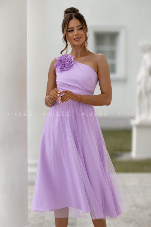 Sukienka midi z ozdobną różą lawendowa Arisson