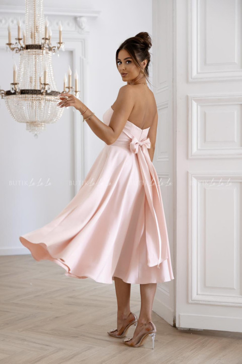 Sukienka rozkloszowana z kokardą jasno różowa Asti