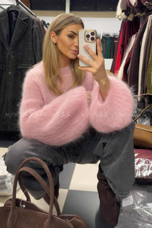 Sweter moherowy z rękawami typu baloon pudrowy Cosy