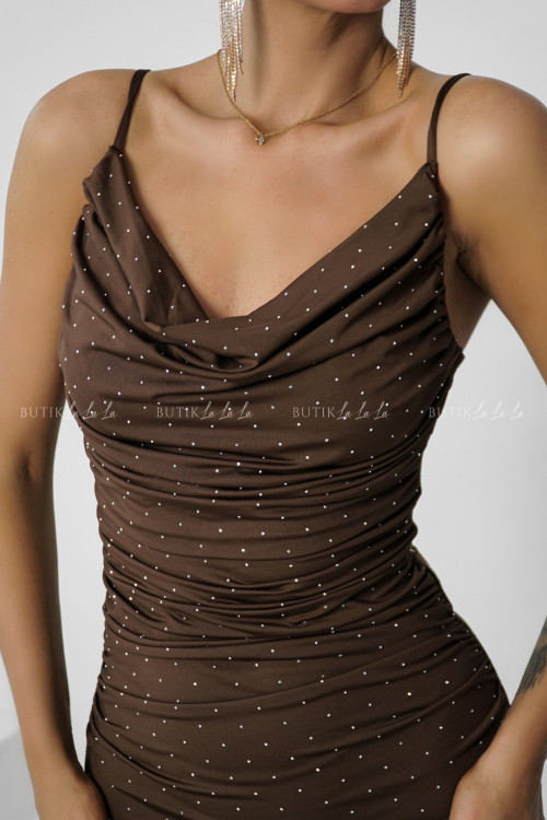 Sukienka maxi dopasowana z cekinami brązowa Lurece 1