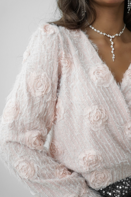 Sweter z różami pudrowy Osis